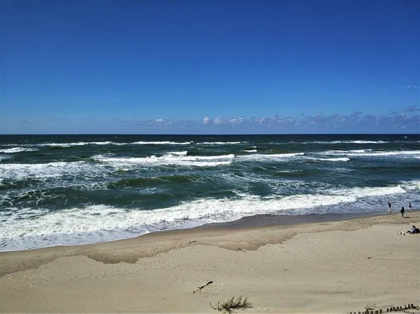 Cold Baltic Sea Emerald Green Fal Białej Pianki Błękitne Niebo — Zdjęcie stockowe