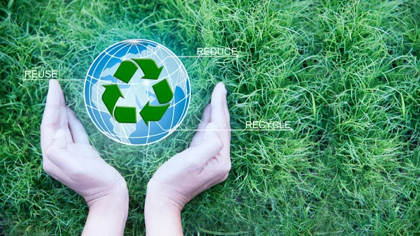 Ženské Ruce Držící Glóbus Znamení Recyklace Zeleném Travnatém Pozadí Ekologie — Stock fotografie