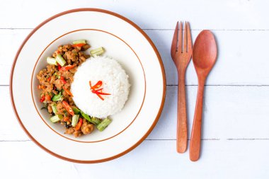 Kızarmış Tayland Basili tavuk ve malzeme malzemesi fesleğen yaprağı, acı biber ve sarımsak bu Tayland yemeği hızlı bir öğle yemeği için mükemmeldir ya da meze olarak servis edilir, Tayland baharatlı yemek.