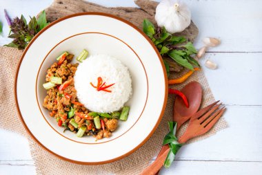 Kızarmış Tayland Basili tavuk ve malzeme malzemesi fesleğen yaprağı, acı biber ve sarımsak bu Tayland yemeği hızlı bir öğle yemeği için mükemmeldir ya da meze olarak servis edilir, Tayland baharatlı yemek.