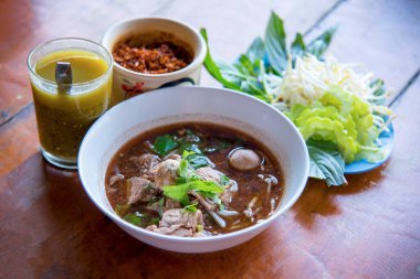 Tayland usulü erişte, Tayland usulü şehriye çorbası, domuz köftesi, Ayutthaya Kayık Eriştesi, domuz kanıyla karıştırılmış domuz eriştesi ve Tayland yerel yemekleri genel olarak yenebilir..