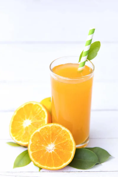 Suco Laranja Fresco Com Frutas Fatias Isolado Fundo Branco Foco — Fotografia de Stock