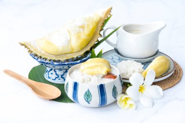 Durian ve Hindistan cevizi sütü soslu tatlı pilav, Tayland usulü durian, Tayland usulü tropikal tatlı, beyaz arka planda izole edilmiş, seçici odaklı.