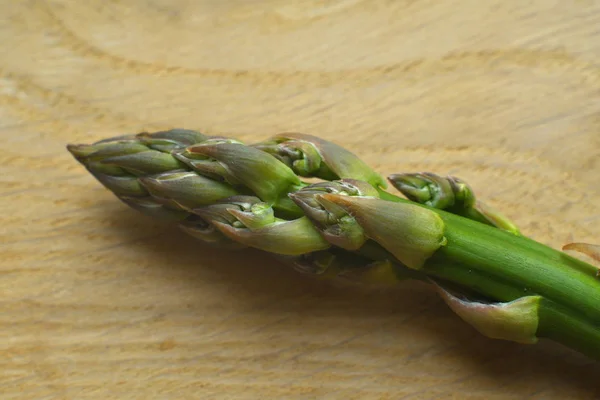 Mazzo di asparagi freschi su fondo ligneo. veganismo e cibi crudi — Foto Stock