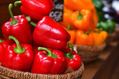 Renkli biberler, kırmızı, sarı ve yeşil. Onların adı biber, tatlı biber veya kırmızı biber vardır. Sepetteki sebzeler, organik gıda ve taze sebzeler.