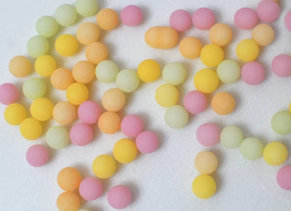 Açúcar multi-cores caramelo no fundo branco — Fotografia de Stock