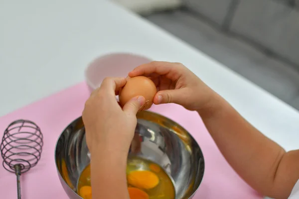 Dziewczyna łamie jajko. Gotowanie domowych potraw. — Zdjęcie stockowe