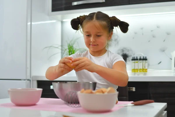 Niña preparando galletas en la cocina en casa. Cocinar comida casera . — Foto de Stock