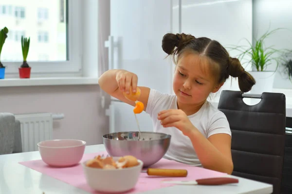 Niña preparando galletas en la cocina en casa. Cocinar comida casera . — Foto de Stock