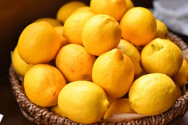 Limões amarelos em uma cesta de madeira.Citrus na cesta — Fotografia de Stock