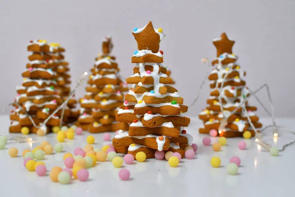 姜饼圣诞树。圣诞姜饼饼干与多色焦糖 — 图库照片
