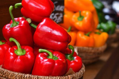 Renkli biberler, kırmızı, sarı ve yeşil. Onların adı biber, tatlı biber veya kırmızı biber vardır. Sepetteki sebzeler, organik gıda ve taze sebzeler.