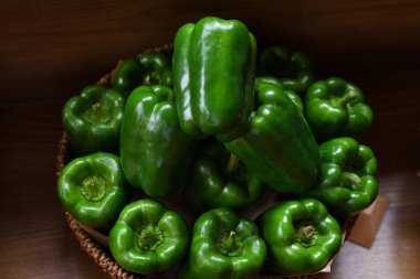 Renkli biberler, kırmızı, sarı ve yeşil. Onların adı biber, tatlı biber veya kırmızı biber vardır. Sepetteki sebzeler, organik gıda ve taze sebzeler.