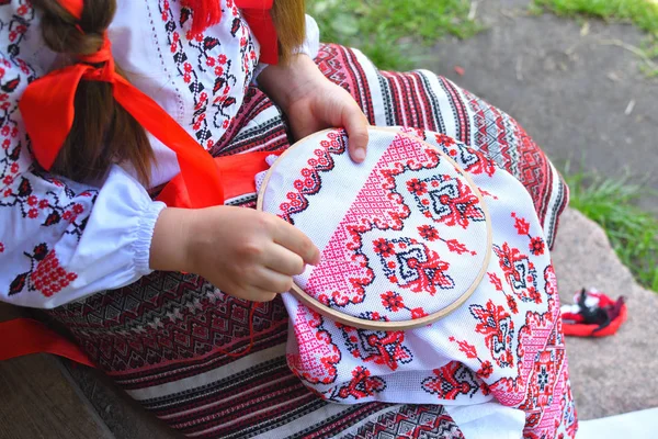 Dziewczyna haft Rushnik. Hands of girl kobieta kobieta w ukraińskim tradycyjnym haftem shirt wzór szycia w ramie Haft. — Zdjęcie stockowe