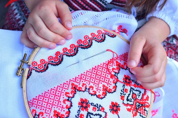 Menina Bordado Rushnik.Hands de mulher menina fêmea na camisa tradicional ucraniana costura bordado padrão no quadro de bordado . — Fotografia de Stock