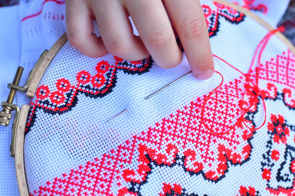 Девушка Вышивка Рушник. Руки девушки женщины в украинской традиционной рубашке шитье узор вышивки в рамке вышивки
.