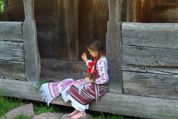 Dziewczyna haft Rushnik. Hands of girl kobieta kobieta w ukraińskim tradycyjnym haftem shirt wzór szycia w ramie Haft. — Zdjęcie stockowe