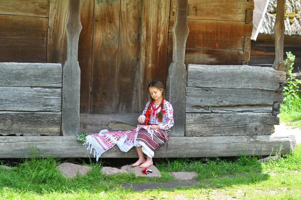 女の子刺繍Rushnik.ウクライナの伝統的なシャツ縫い刺繍パターンの女の子の女性の手. — ストック写真