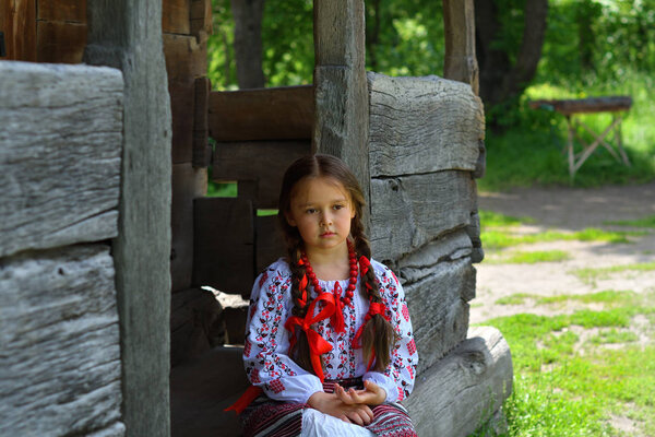 Девушка Вышивка Рушник. Руки девушки женщины в украинской традиционной рубашке шитье узор вышивки в рамке вышивки
.