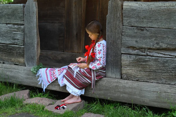 女の子刺繍Rushnik.ウクライナの伝統的なシャツ縫い刺繍パターンの女の子の女性の手. — ストック写真