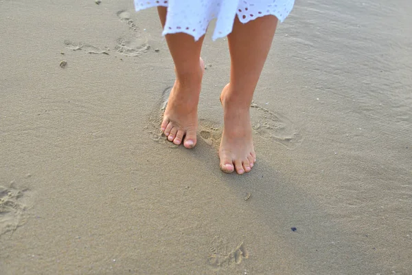 Barefoot girl runs on the sand on the beach.Summer marine weekend — Stock Photo, Image