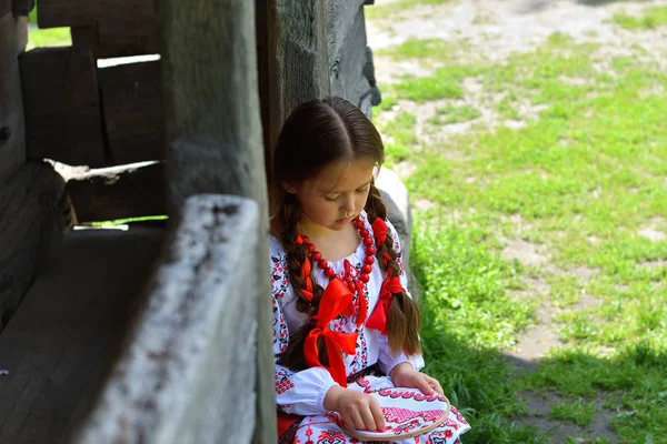 Dziewczyna haft Rushnik. Hands of girl kobieta kobieta w ukraińskim tradycyjnym haftem shirt wzór szycia w ramie Haft. — Zdjęcie stockowe