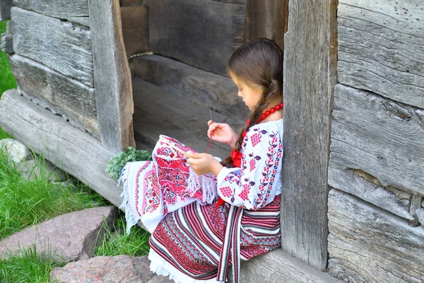 Дівчина з вишивки рушника. руки дівчини жінки жіночої статі в українській традиційній пошитті вишивки візерунком в вишивальної рамі. — стокове фото