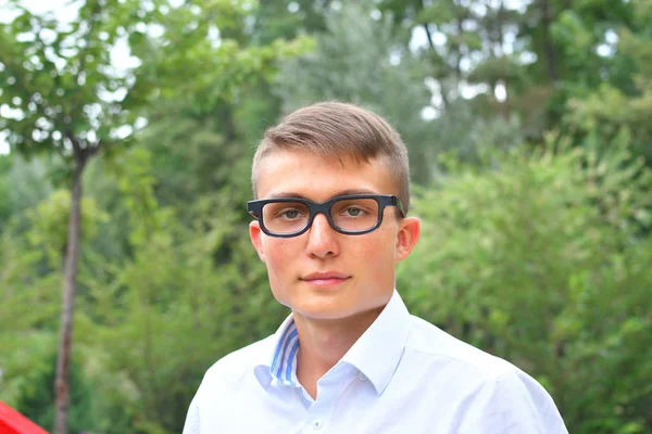 Portret van jongen met grote Abacus. Doordachte school jongen met behulp van een wiskunde Abacus berekening — Stockfoto