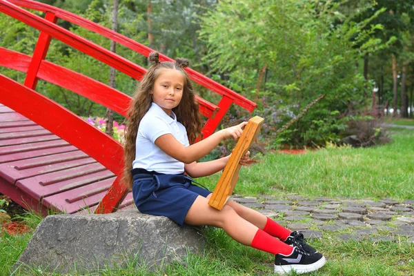 Retrato de una hermosa niña de primer grado con ábaco grande. Colegiala reflexiva usando un cálculo de ábaco de matemáticas — Foto de Stock