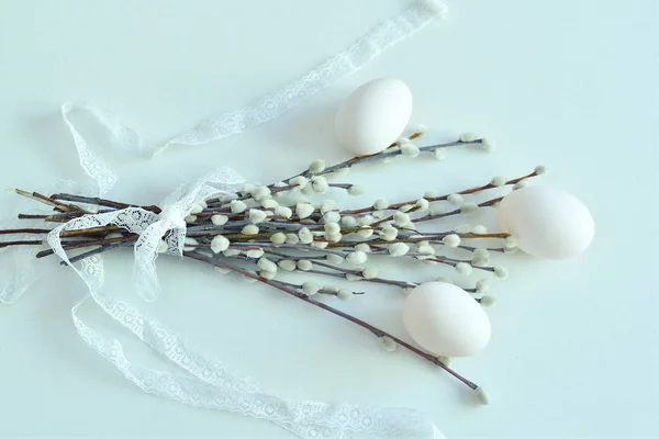 Osterzusammensetzung aus Eiern und Zweigen eines blühenden Baumes. Bündel von Weidenzweigen mit Kätzchen. Frühlingsstimmung. — Stockfoto