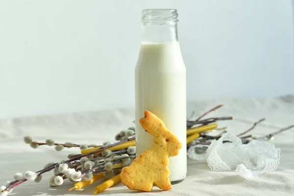 La composición pascual de los huevos y las ramitas del árbol con la floración. Ramo de ramas de sauce coño con pegatinas. . — Foto de Stock