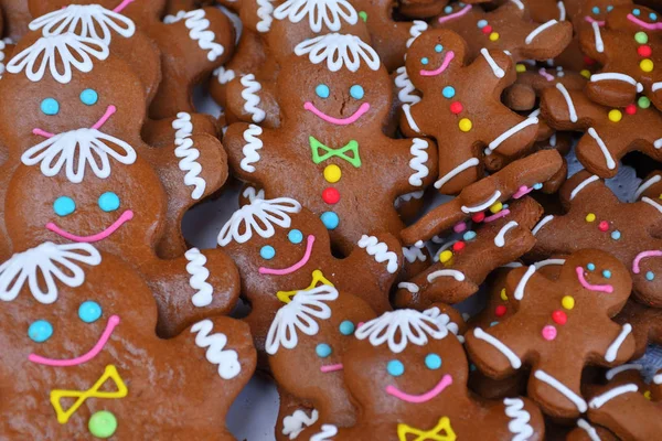 Galleta de jengibre. Hombres de jengibre con bastón de caramelo sobre fondo de madera marrón. Composición de Navidad o Año Nuevo. Vista superior . — Foto de Stock