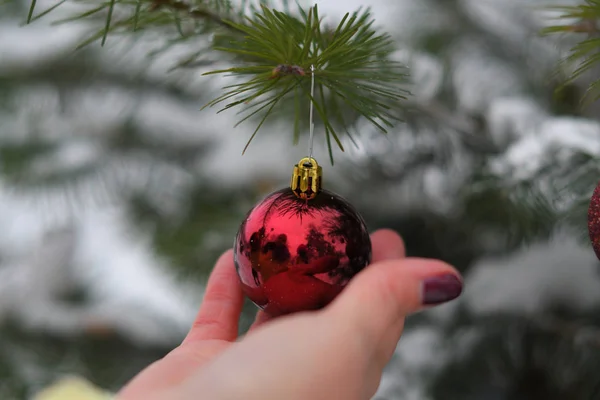 Díszített karácsonyfadíszeket. téli ünnepek és dekorációs koncepció-piros karácsonyi labdát fenyő ág borított hó — Stock Fotó