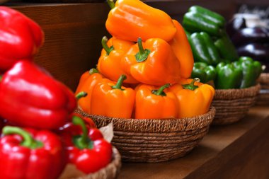 Renkli biberler, kırmızı, sarı ve yeşil. Onların adı biber, tatlı biber veya kırmızı biber vardır. Sepetteki sebzeler, organik gıda ve taze sebzeler.
