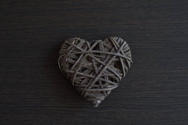ahşap arka plan üzerinde gri hasır kalp, Love.Valentine's day kavramı.