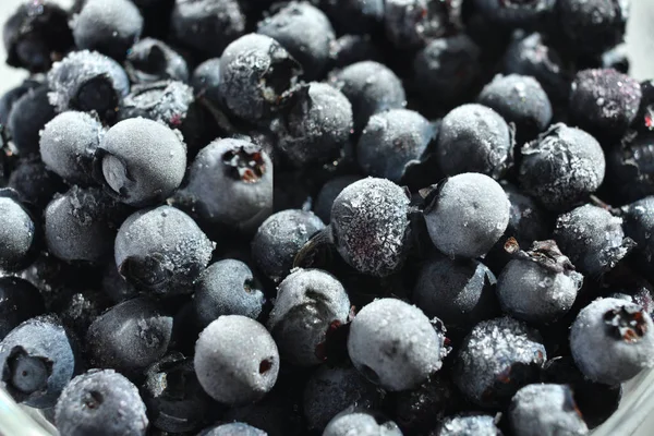 Fundo de mirtilo congelado. fechar com foco seletivo e Frost. Mirtilo fresco com gotas de água sobre fundo branco. Conceito de alimentação saudável e dietética — Fotografia de Stock