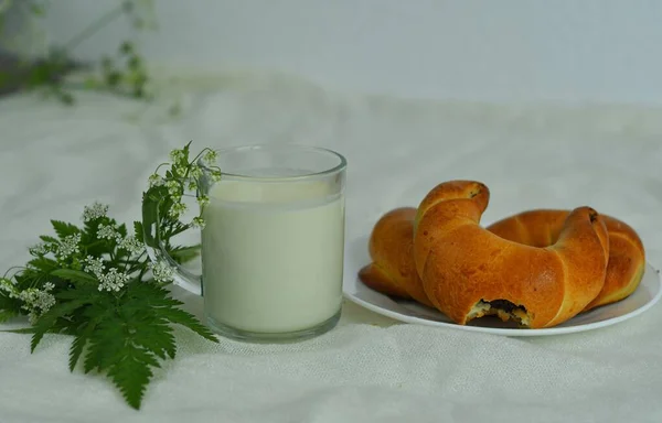 Jarra de vidrio jarra de leche fresca con vidrio sobre fondo blanco. concepto de leche — Foto de Stock