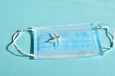 COVID-19 ile tatil iptal edildi. Coronavirus konsepti. Seyahat tatilleri iptal edildi. Koronavirüs salgını. Covid-19 'un turizm endüstrisine etkisi. Boşluğu kopyala