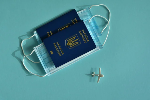 Украинские Заграничные Паспорта Медицинские Маски Американские Доллары Синем Фоне Концепция — стоковое фото