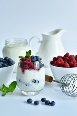 İki bardak nefis ev yapımı smoothie, chia ve böğürtlenden yapılmış tatlı. Lezzetli milkshake, vejetaryen çiğ yemek. Sağlıklı yemek ve kahvaltı. Günaydın. Odaklan..