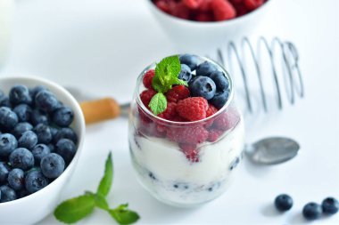 İki bardak nefis ev yapımı smoothie, chia ve böğürtlenden yapılmış tatlı. Lezzetli milkshake, vejetaryen çiğ yemek. Sağlıklı yemek ve kahvaltı. Günaydın. Odaklan..