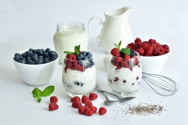 İki bardak nefis ev yapımı smoothie, chia ve böğürtlenden yapılmış tatlı. Lezzetli milkshake, vejetaryen çiğ yemek. Sağlıklı yemek ve kahvaltı. Günaydın. Odaklan..