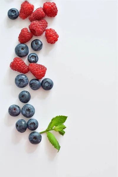 Summer Layout Made Juicy Ripe Berries Blueberries Raspberries White Background — Stock Photo, Image