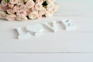 Çiçek kompozisyonu. Çiçek kartı modeli. Anneler Günü, Sevgililer Günü, 14 Şubat, doğum günü. Uzayı kopyala Tebrik şablonu. Düğün davetiyesi. Düz katmanlı odak