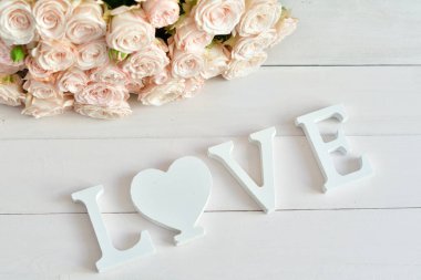 Çiçek kompozisyonu. Çiçek kartı modeli. Anneler Günü, Sevgililer Günü, 14 Şubat, doğum günü. Uzayı kopyala Tebrik şablonu. Düğün davetiyesi. Düz katmanlı odak