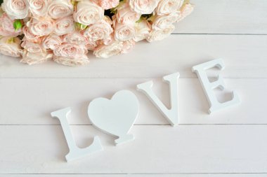 Çiçek kompozisyonu. Çiçek kartı modeli. Anneler Günü, Sevgililer Günü, 14 Şubat, doğum günü. Uzayı kopyala Tebrik şablonu. Düğün davetiyesi. Düz katmanlı odak