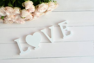 Çiçek kompozisyonu. Çiçek kartı modeli. Anneler Günü, Sevgililer Günü, 14 Şubat, doğum günü. Uzayı kopyala Tebrik şablonu. Düğün davetiyesi. Düz katmanlı odak