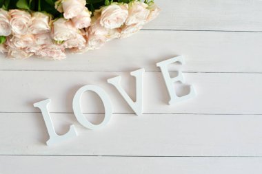 Çiçek kompozisyonu. Çiçek kartı modeli. Anneler Günü, Sevgililer Günü, 14 Şubat, doğum günü. Uzayı kopyala Tebrik şablonu. Düğün davetiyesi. Düz katmanlı odak