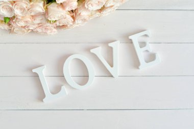 Çiçek kompozisyonu. Çiçek kartı modeli. Anneler Günü, Sevgililer Günü, 14 Şubat, doğum günü. Uzayı kopyala Tebrik şablonu. Düğün davetiyesi. Düz katmanlı odak