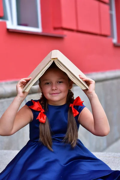 Portré Gyönyörű Fiatal Iskolás Lány Könyvek Iskolai Háttér Tudás Napja — Stock Fotó